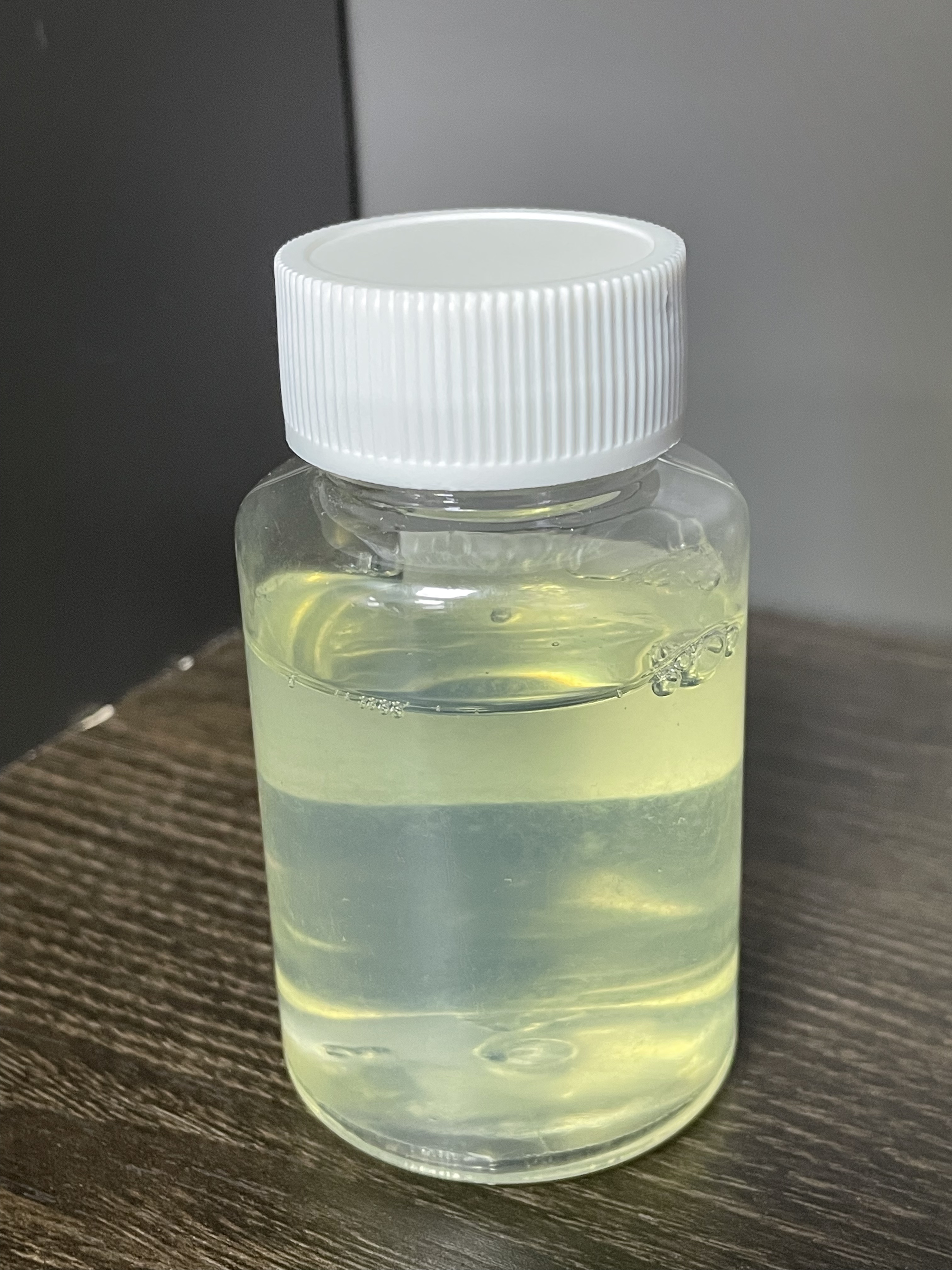 酸化と加水分解を防ぐための抗酸化物質として機能し、UV放射によって引き起こされる分解から保護し、ある程度の加水分解耐性を提供する