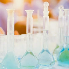 進行抗水分解剤によるエンジニアリングプラスチックとエラストマーの加水分解耐性を高める